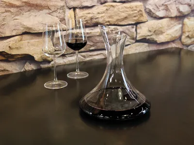 Image au survol de 1.4l Gamay decanter with bevelled spout and flat base